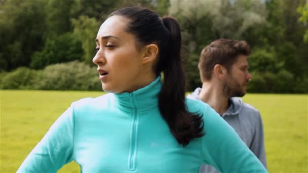 Les coureurs se détendent. Regard épique sur la caméra . — Video