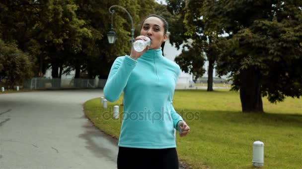Vrouwelijke atleet drinkwater fles — Stockvideo