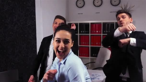 Çılgınca mutlu işadamları ve iş kadını ofiste dans — Stok video