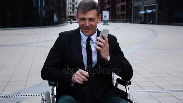 Disabled Invalid businessman talking by smartphone — Stock Video