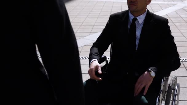 Feliz empresario sacudiendo las manos con su compañero de negocios al aire libre — Vídeo de stock