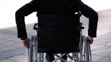 Sakat adam tekerlekli sandalyede hareket modern iş merkezine yakın