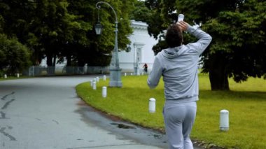 Jogging yapan su şişe su.