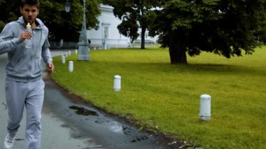 Adam içme suyu su şişe.