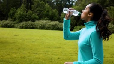 Çalışan kadın ve bir şişe su içecekler