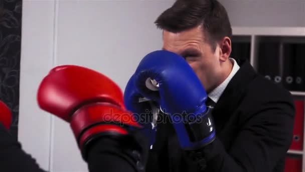 Dos hombres de negocios boxeando en la sala de oficina — Vídeos de Stock