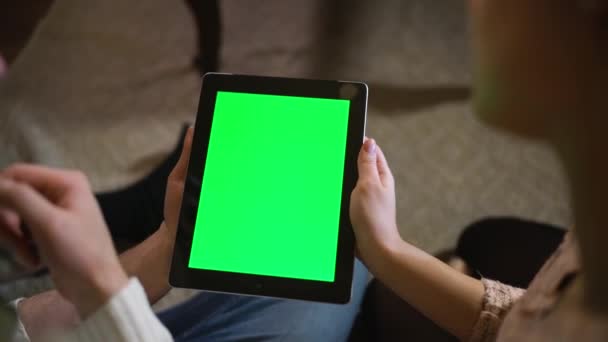 Couple look at green screen ipad on christmas eve — Stock Video