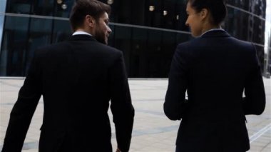 Bir el sıkışma yapıyor kadın ve erkek iş ortakları.