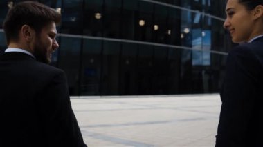 Businesspartners, erkek ve dişi bir el sıkışma yapıyor.