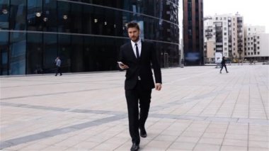 Yürüme, telefonunuzun ve iş bölgesinde genç işadamı