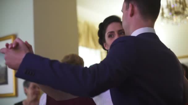 Mariée et marié danse valse