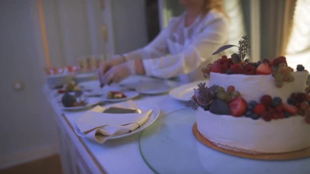 Cutting wedding cake. — Stock Video