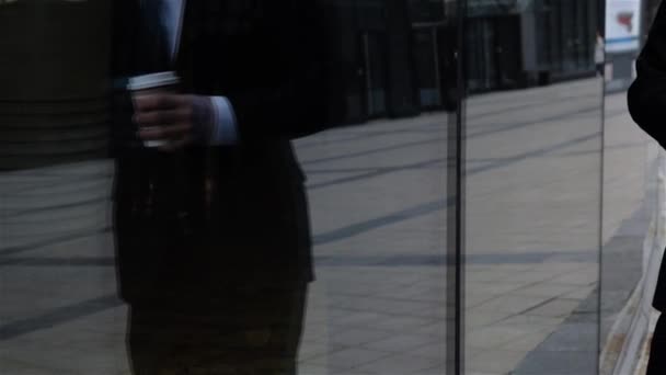 Un homme d'affaires qui parle sur son portable. Homme urbain buvant du café extérieur . — Video