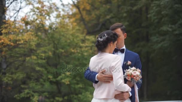 Casal de casamento no parque de outono. — Vídeo de Stock