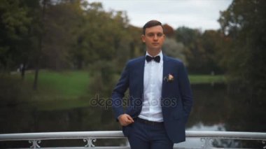 Yakışıklı şık damat Park'ta açık havada