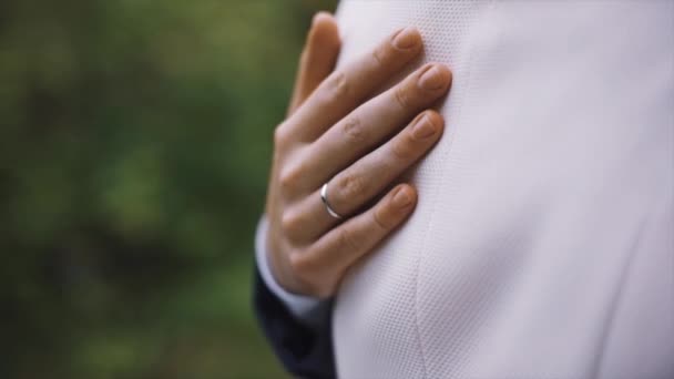 Bräutigam umarmt die Taille der Braut. — Stockvideo