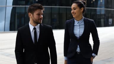 İş adamları konuşmayı açık iş bölgesinde