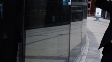 Girişimci City mobil cep telefonuyla konuşuyor. Kentsel erkek profesyonel içme kahve.