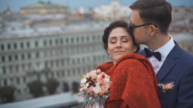 Çift ayakta çatıda.