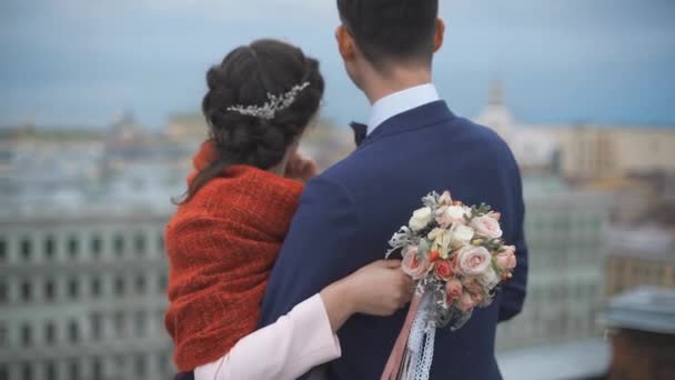 Couple debout sur le toit. Mariée heureuse et marié . — Video