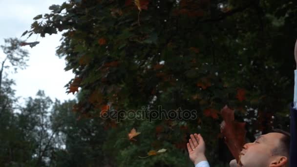 Pareja de boda en otoño parque. — Vídeos de Stock
