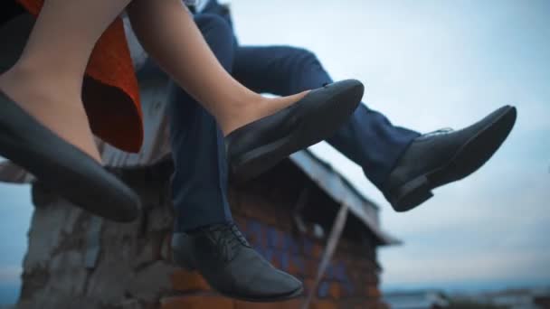 Married couple about to celebrate and legs chatter on roof — Stock Video