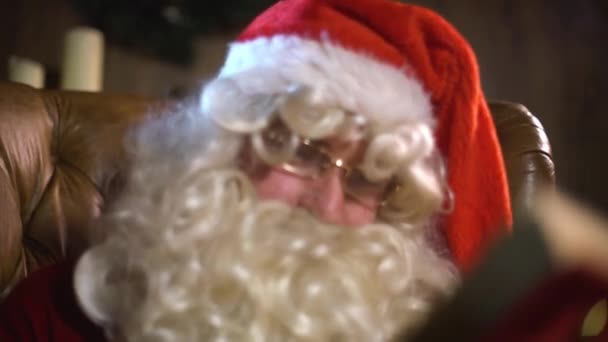 Santa Claus gamla läsebok eller album. — Stockvideo