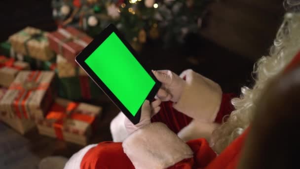 Santa ajándék iPad kiválasztása Zöld képernyő tabletta — Stock videók