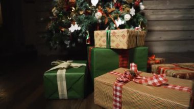 Güzel hediye kutuları ile Noel ağacı.