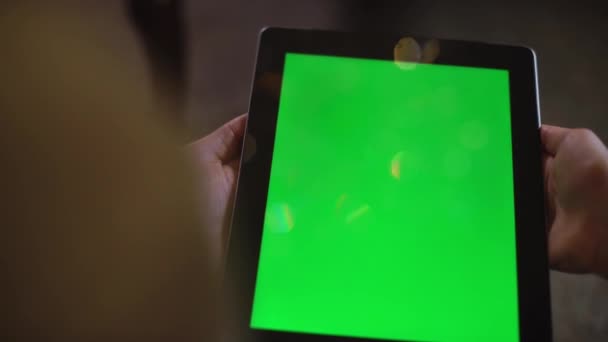 Coppia sguardo a ipad schermo verde alla vigilia di Natale — Video Stock