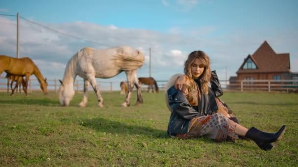 Mujer agradable relajarse en el recinto del caballo — Vídeos de Stock