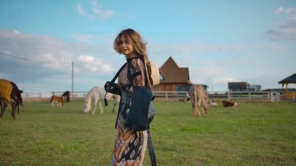 Mulher feliz correndo em paddock na fazenda — Vídeo de Stock