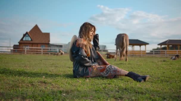 Flirty lady in horse enclosure on farm — Stock Video