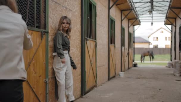 Женщина-фотограф снимает модную модель в сарае — стоковое видео