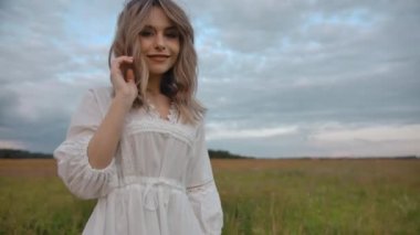 Uzak kırsal çayırlarda giyinmiş romantik bir kadın.