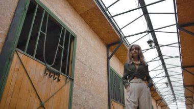 Sabit koridorda kendine güvenen bir model