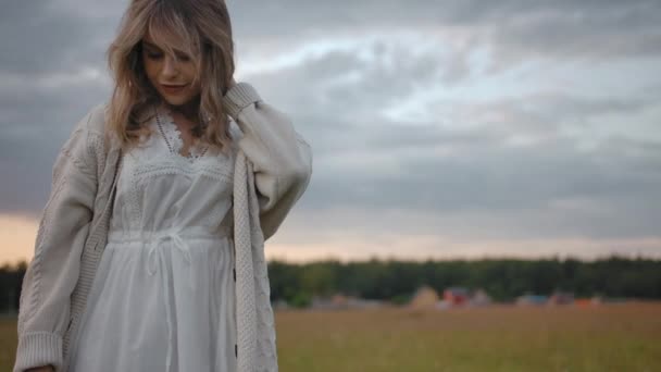 Charmante tedere vrouw in boerderij veld bij zonsondergang — Stockvideo