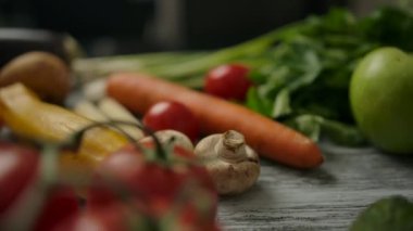 Masada çiğ makarna malzemeleri var.