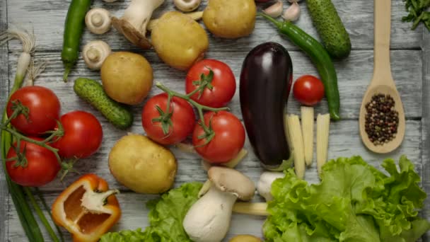 Cocinero sin rostro poniendo libro de cocina sobre ingredientes vegetales — Vídeos de Stock