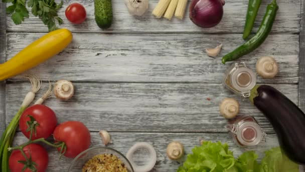 Cozinhe colocando prato com salada recém-cozida na mesa com ingredientes — Vídeo de Stock