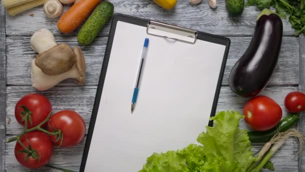 Bolígrafo rodando en la página con receta en el mostrador de cocina. Fácil de colocar Su recibo en un papel en blanco . — Vídeos de Stock