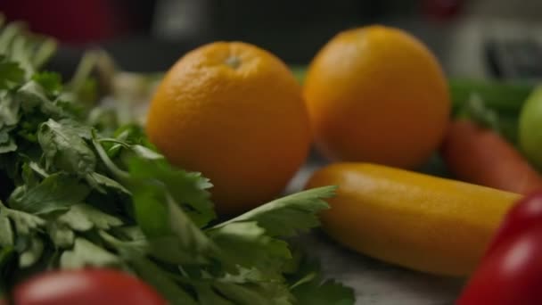 Frutas e legumes naturais na mesa da cozinha — Vídeo de Stock