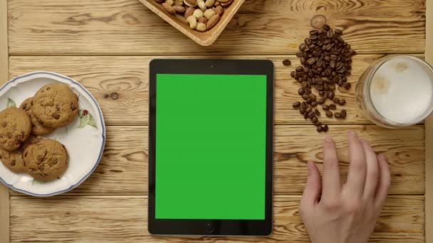 Crop gugup orang mengetuk jari dekat tablet dan sarapan makanan — Stok Video