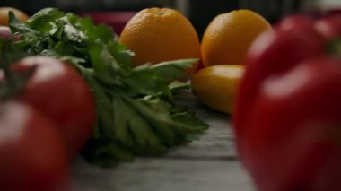 Meyve ve sebzelerin arasında sebzeler