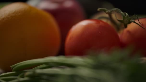 Frutas e legumes na cozinha — Vídeo de Stock