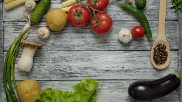 Libro de cocina tirado en la mesa con ingredientes de la receta — Vídeo de stock