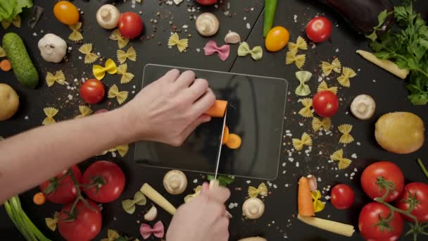 Verrückter Koch schneidet Zuckerbrot auf digitalem Tablet und beschädigt das Gerät. — Stockvideo