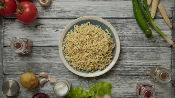 Fideos salados persona anónima sobre tabla — Vídeo de stock