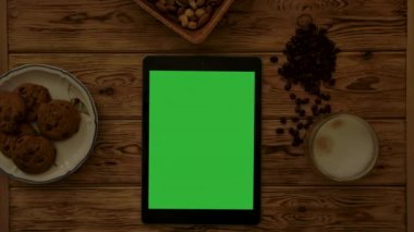 Bisküvi ve kapuçino yanında tablet