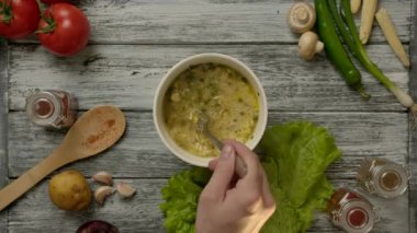 Hasat aşçısı lezzetli erişte çorbası hazırlıyor.